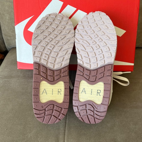 NIB - Air Max Solo Sneaker - Picture 4 of 6